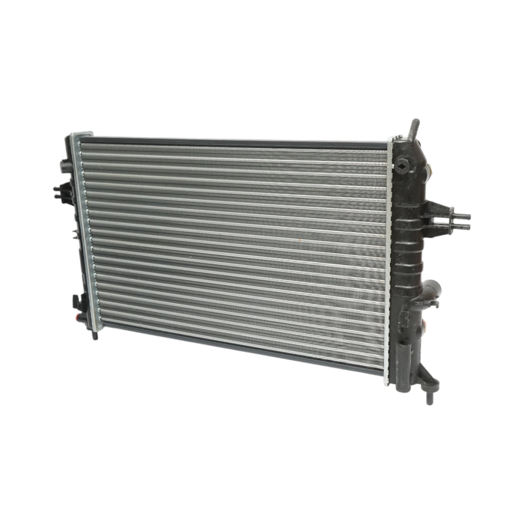 Radiatore raffreddamento acqua motore – Opel Astra G, Zafira (motori 1.4 – 2.2 L) Dimensioni: 610 × 378 × 23 mm Codici OEM: 1300196, 93177121, 50562A, 1924001902