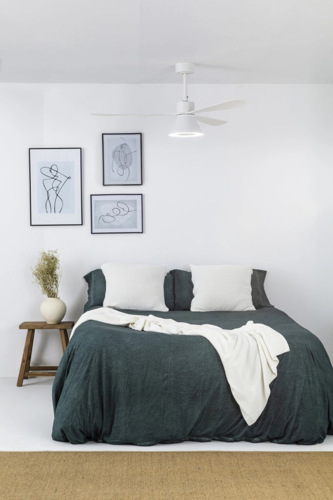 FARO Ventilatore a soffitto Amelia in acciaio Bianco Opaco, motore DC 6 velocità con funzione inversa, per soffitti inclinati FARO-337601T