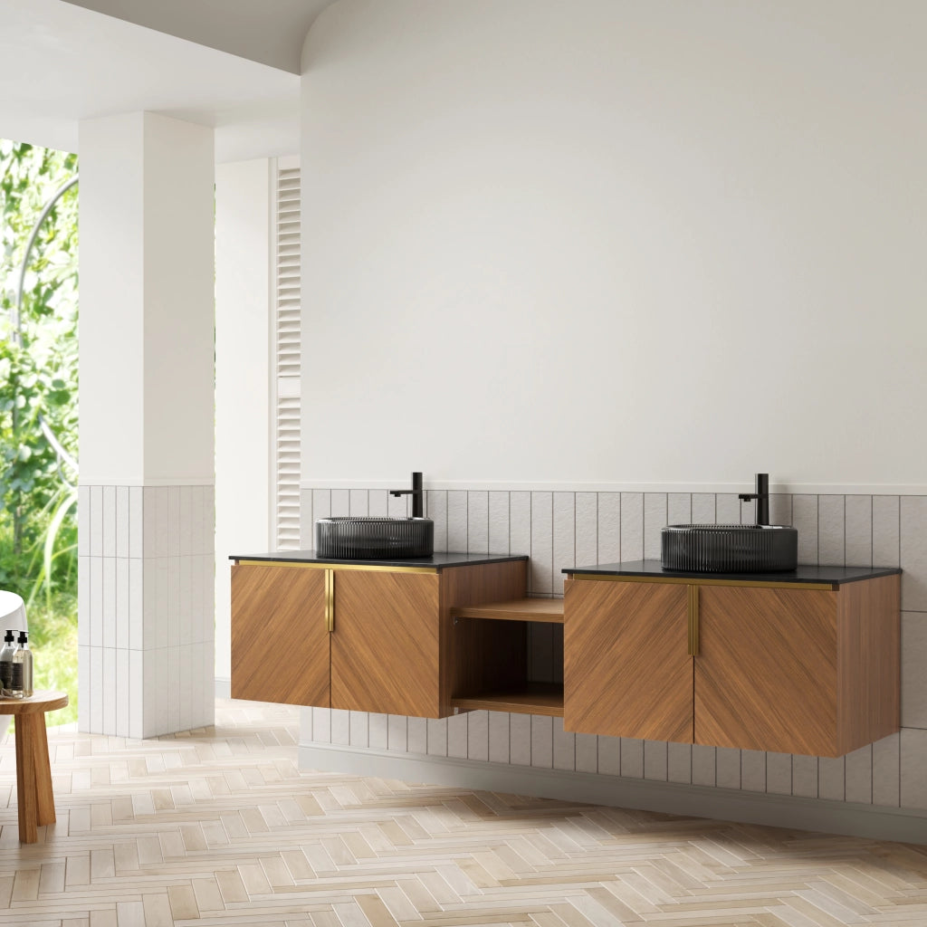 Mobile bagno con 4 ante e 2 ripiani aperti; lavabo in vetro e piano in pietra sinterizzata; rovere marrone e nero