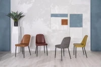 E-STYLO Sedia da pranzo in soft touch grigio chiaro e gambe in metallo nero, 52cm X 45cm H. 85cm.