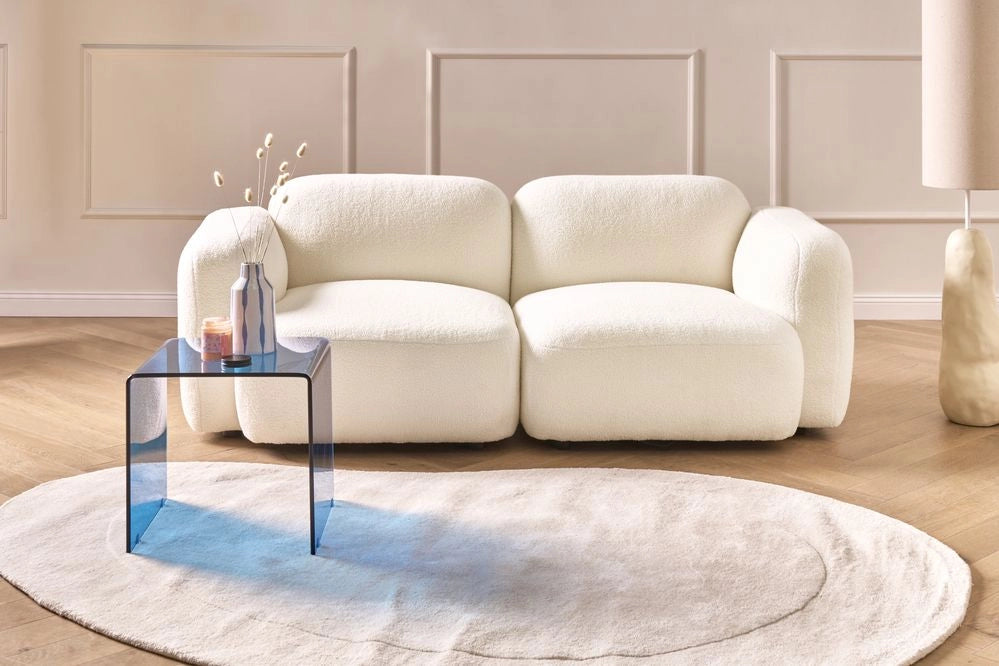 Divano scandinavo a 3 posti con rivestimento schienale e piedini anteriori Piedini in legno bouclé Accogliente bouclé bianco sporco