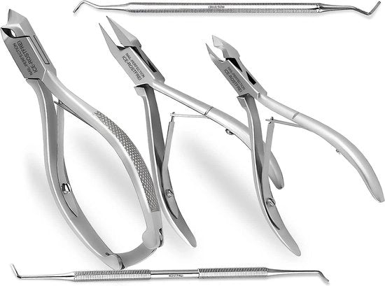 Set di pedicure con pinzetta e strumenti per cura dei piedi