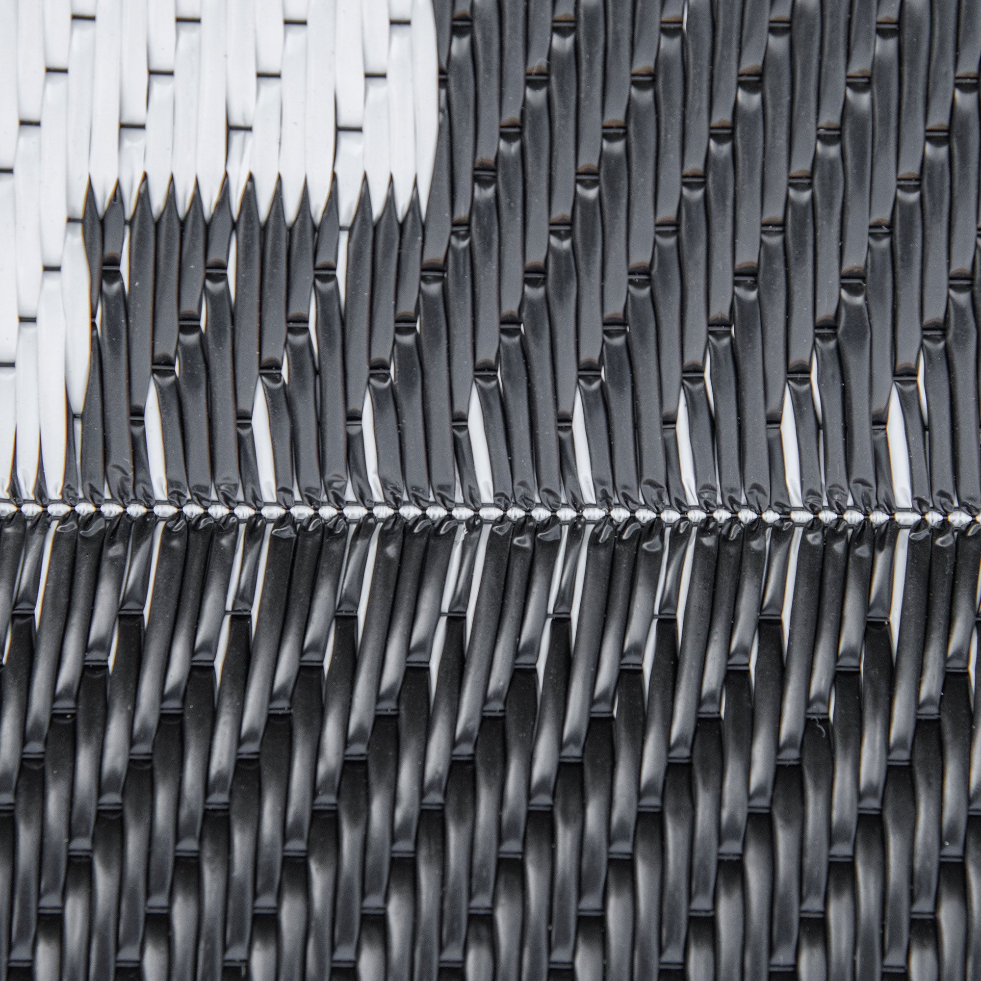 Tappeto da Esterno Reversibile 182x274 cm con Fantasia Geometrica Nero e Bianco