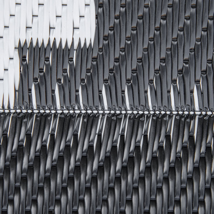 Tappeto da Esterno Reversibile 182x274 cm con Fantasia Geometrica Nero e Bianco