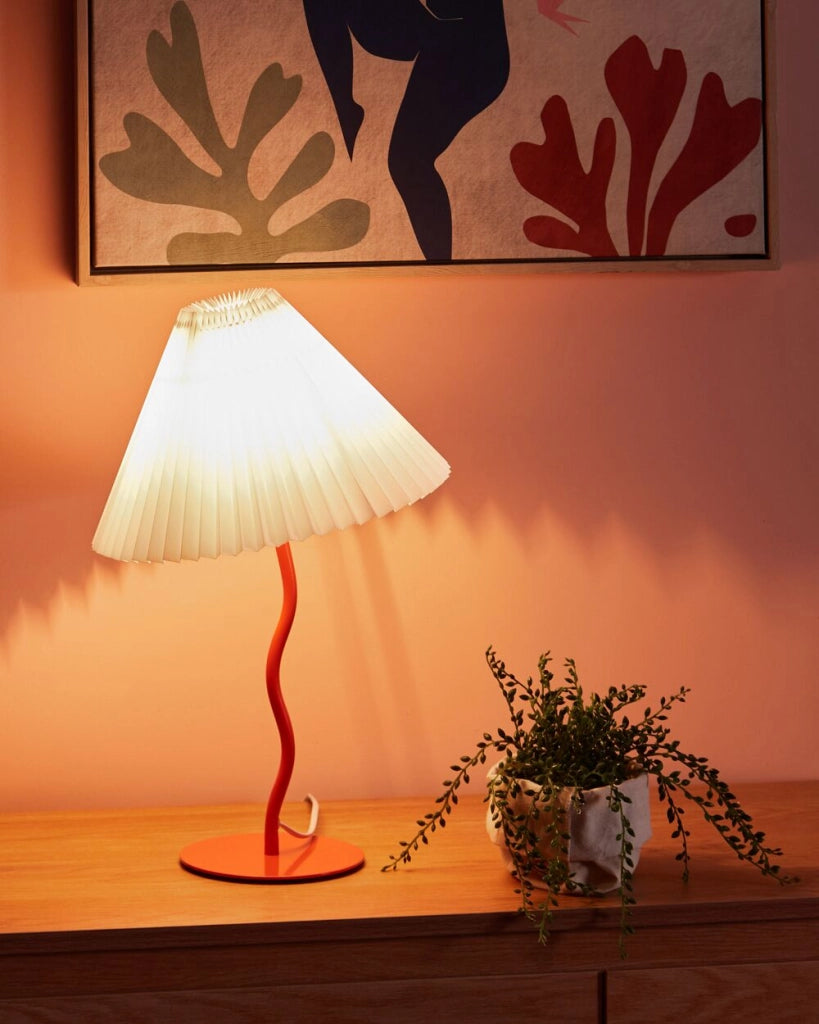 Lampada da tavolo moderna con base in metallo e paralume sintetico plissettato arancione camera da letto comodino