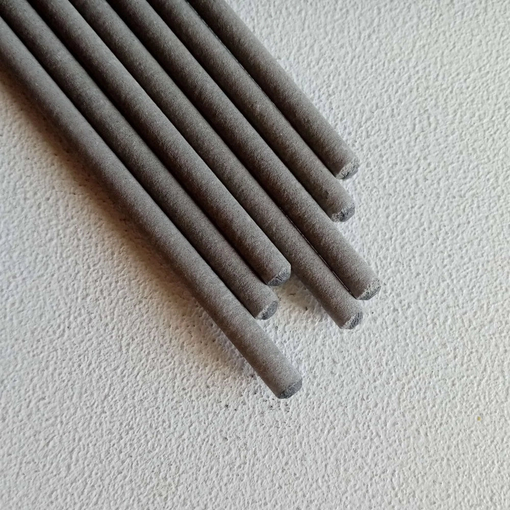 Elettrodo basico ine 50 b e7018 da 2,5 x 300mm colore grigio per la saldatura di acciaio al carbonio e microlegati -