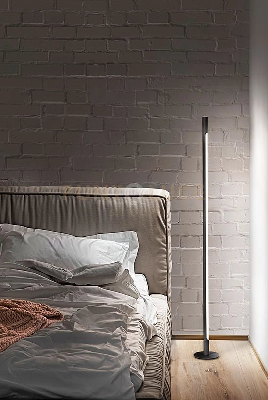 Piantana in metallo verniciato nero Stick LED 22W 3000K  1600Lm Interruttore touch on/off e dimmer
