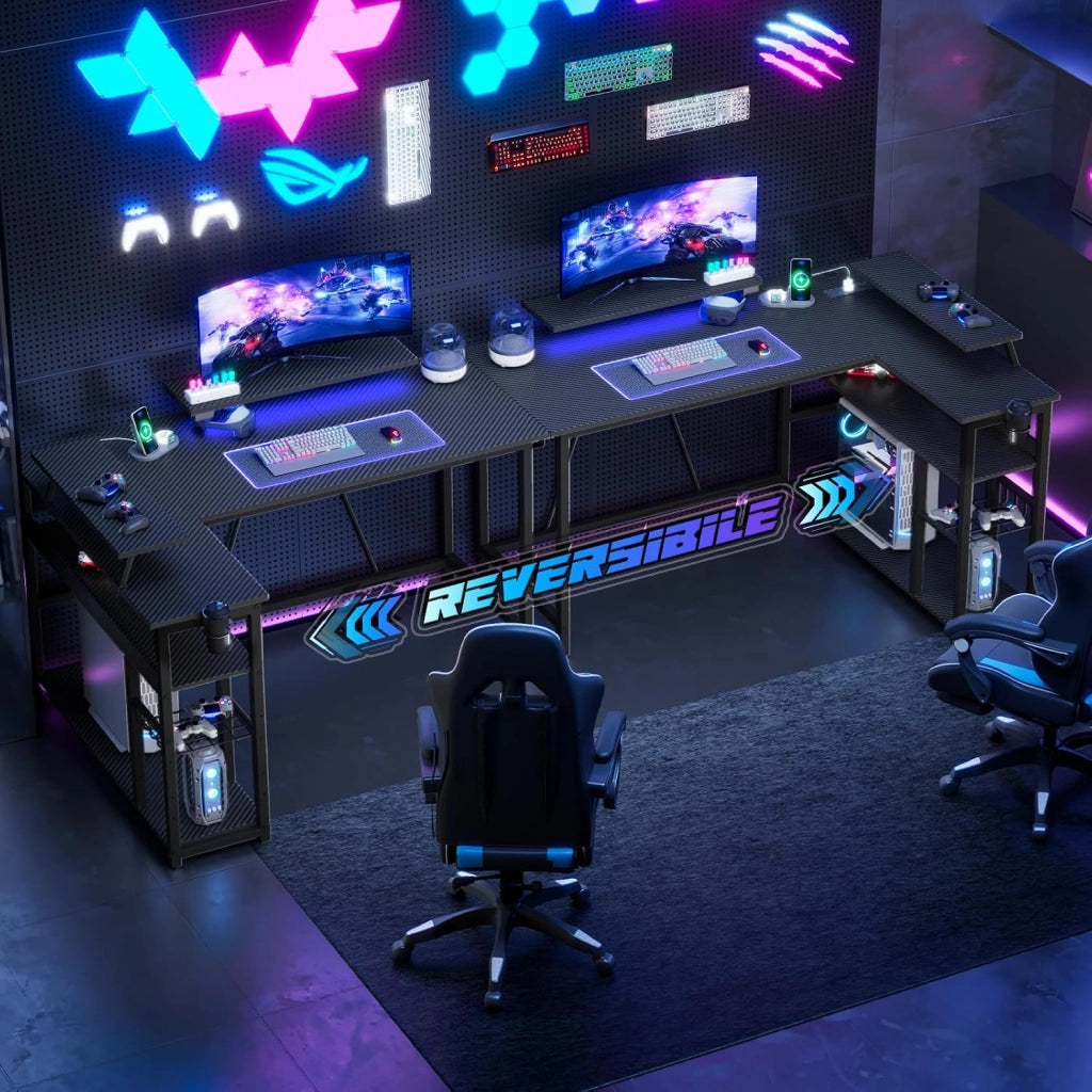 Scrivania Da Gaming Angolare 140x80 cm Supporto Doppio Monitor, Illuminazione LED, Ripiano Regolabile In Altezza, Finitura Effetto Carbonio, Scrivania PC Gamer Con Scaffali Laterali, Nero