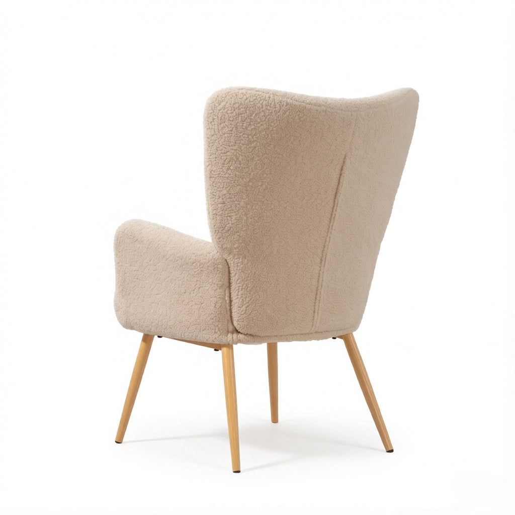 Poltrona lounge moderna beige con schienale curvo, braccioli integrati e struttura in acciaio