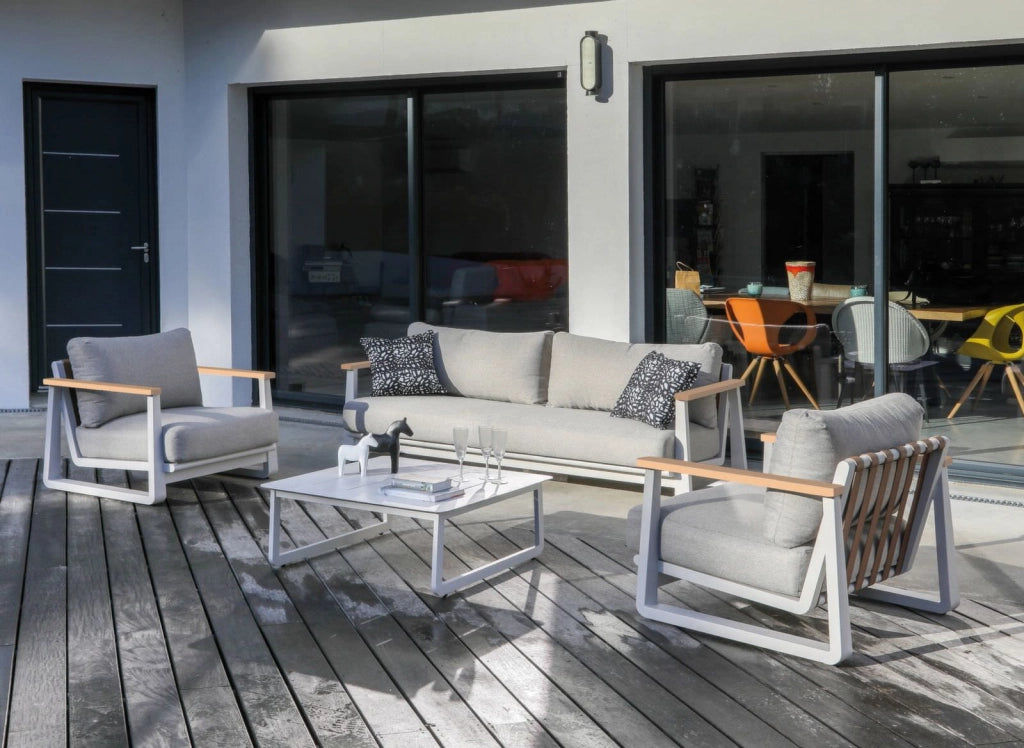 SINED Set Divano 2 Posti 2 Poltrone Cuoio Crema Struttura in Alluminio e Braccioli in Teak FSC® Cuscini Imbottiti Sfoderabili Comfort per Esterni - Modello SET-DIVANO-GIARDINO-BRA