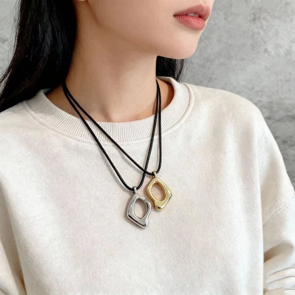 Catena per maglione con ciondolo geometrico in metallo cavo dalla forma irregolare