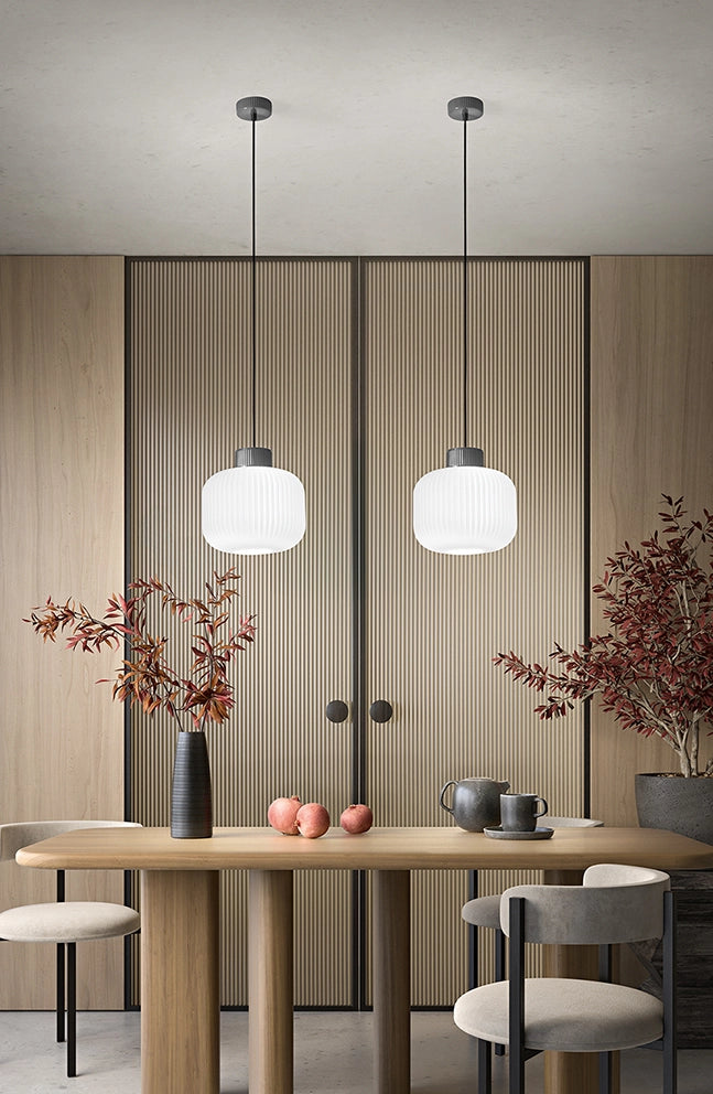 Sospensione in Ceramica e Vetro Soffiato, Design Plissettato Bianco, Attacco E27, Altezza Regolabile, Diametro 25 cm, Classe I, IP20 - Perenz