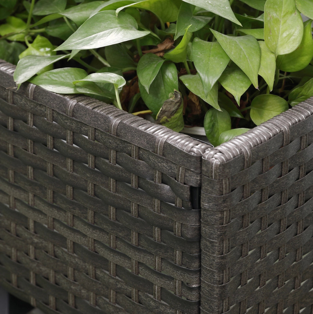 Fioriera rialzata marrone in rattan sintetico con ripiano