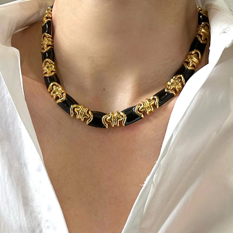 Collana girocollo in smalto nero in stile vintage francese.