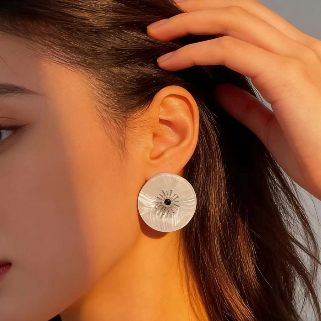 Orecchini a lobo esageratamente grandi a forma di fiore con strass dalla texture a conchiglia, orecchini lussuosi e sofisticati per la moda del 2025.