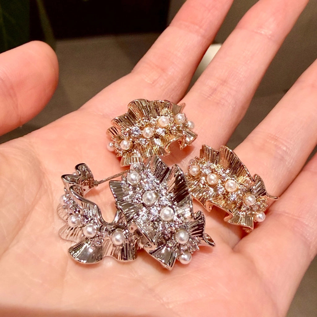 Orecchini a semicerchio in stile francese con perle e zirconi, orecchini in metallo irregolari, perfetti per un abito da ballo.