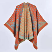 Mantella da donna spessa e calda con spacco, fantasia pied de poule e pois, a blocchi di colore.