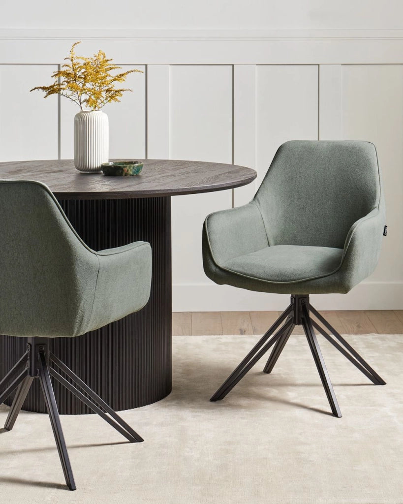 Set di 2 sedie da pranzo girevoli in tessuto verde scuro con braccioli e schienale in metallo nero con gambe in stile retrò