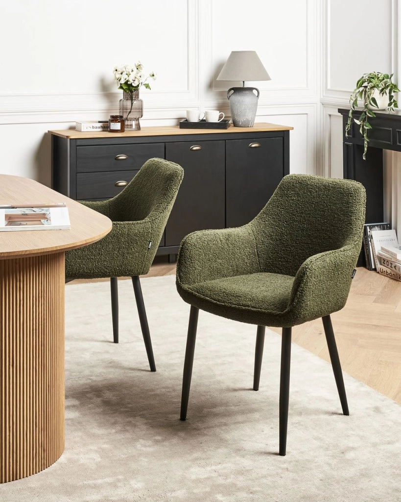 Set di 2 sedie da pranzo in tessuto bouclè verde scuro braccioli schienale intagliato gambe in metallo moderna industriale