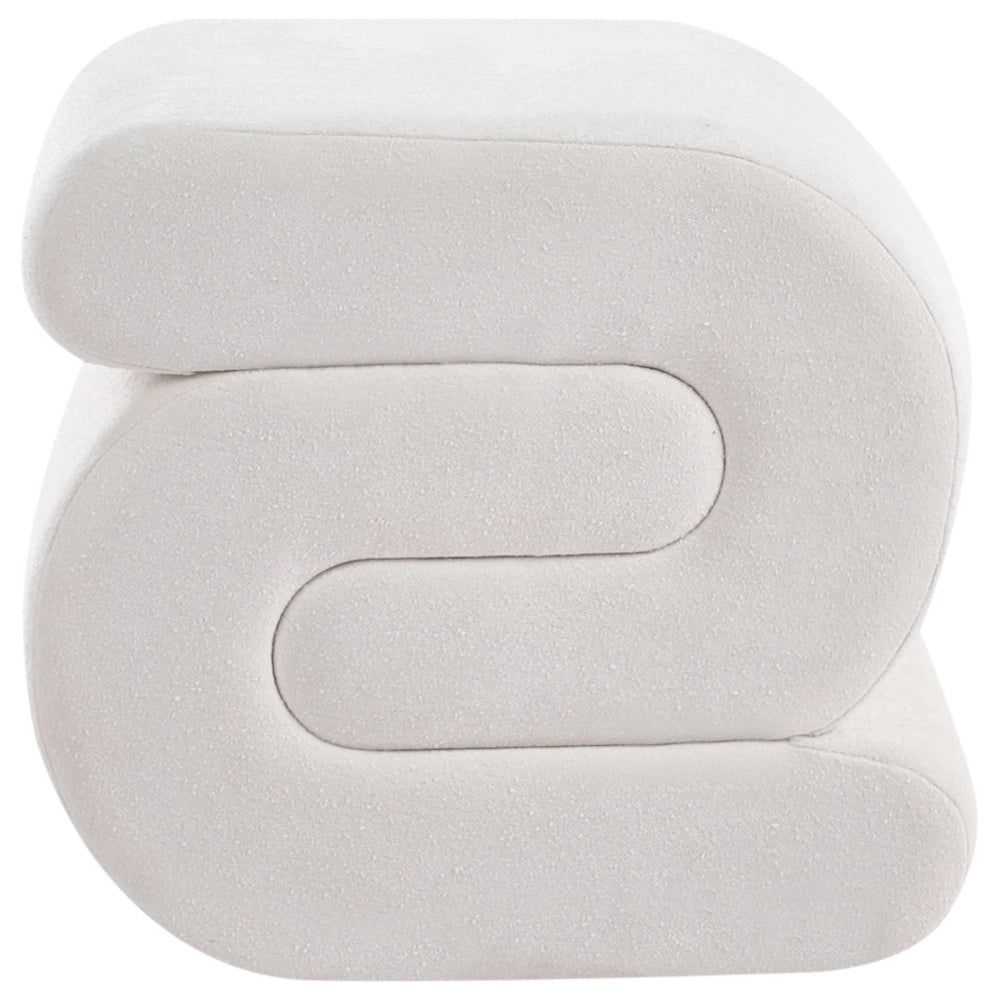 Pouf poggiapiedi imbottito a forma di S per il soggiorno in tessuto di ciniglia bianco sporco