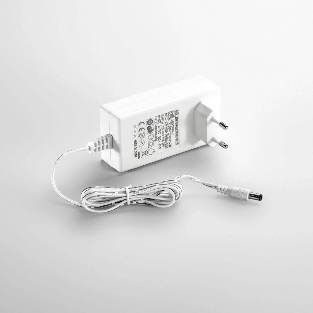 STRIP-ADAT-36W ADATTATORE TENSIONE COSTANTE 36W 12V OUTPUT 12V 3A INPUT 110-240V 0,6A 3,5X10X5CM CAVO 150CM