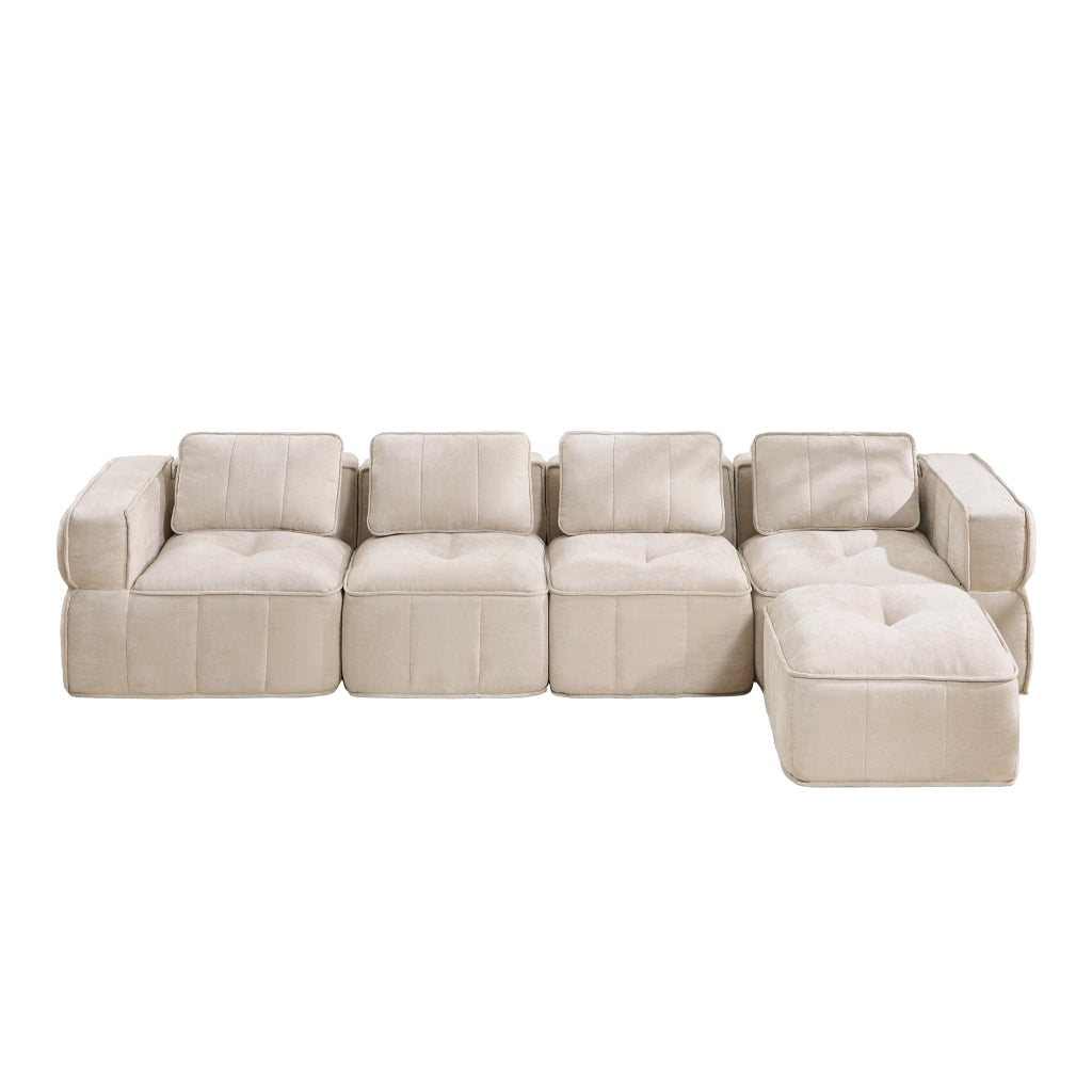Divano modulare angolare 4 posti con pouf, base antiscivolo e braccioli larghi in poliestere beige per soggiorno