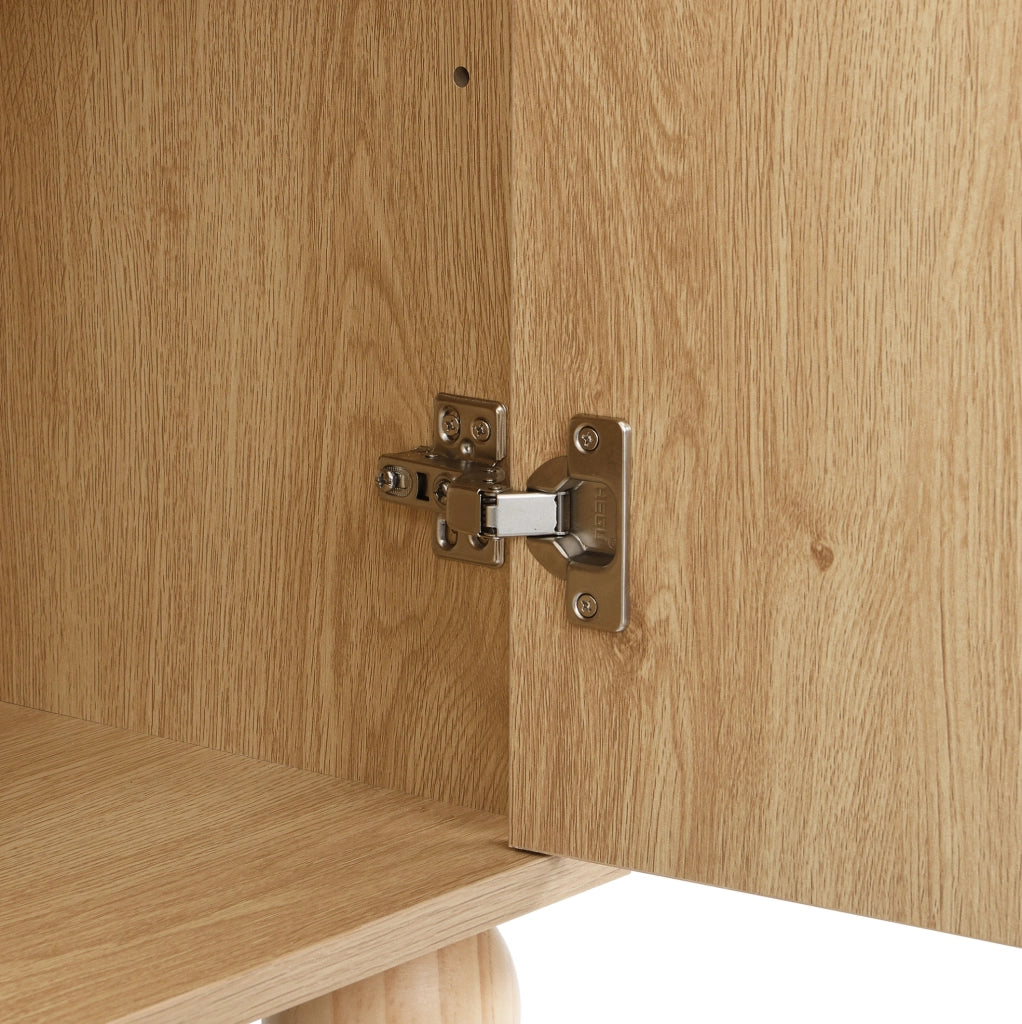Credenza 4 ante con rilievo geometrico in legno naturale