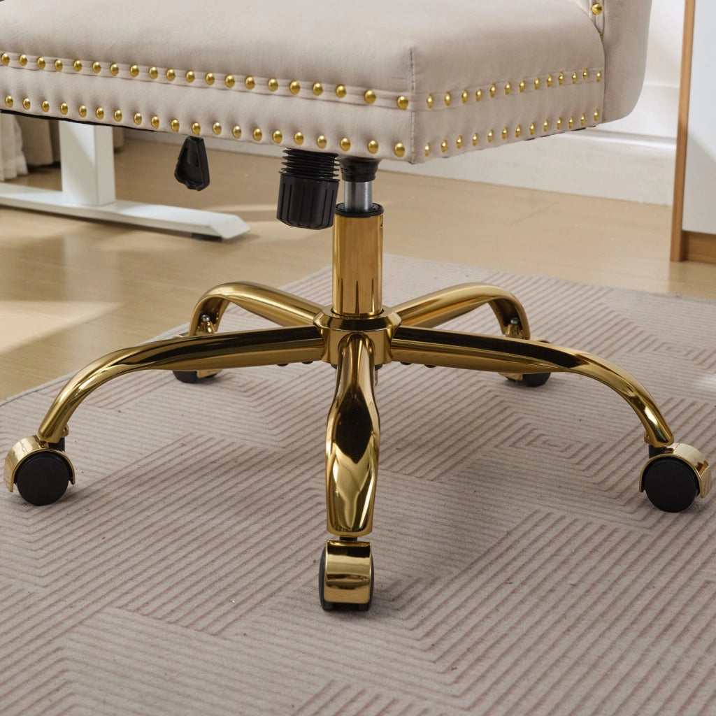 sedia da ufficio con seduta ampia e profonda; schienale trapuntato; base in metallo dorato; velluto beige