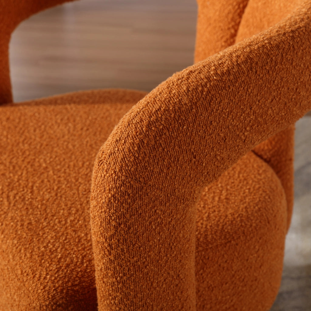Poltrona girevole 360° in bouclé arancione con base in metallo, seduta imbottita e struttura robusta