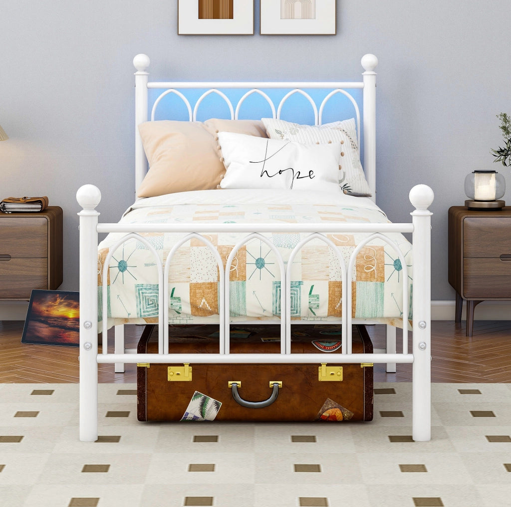 Letto in metallo 90x200 cm con LED; USB e presa; ferro bianco