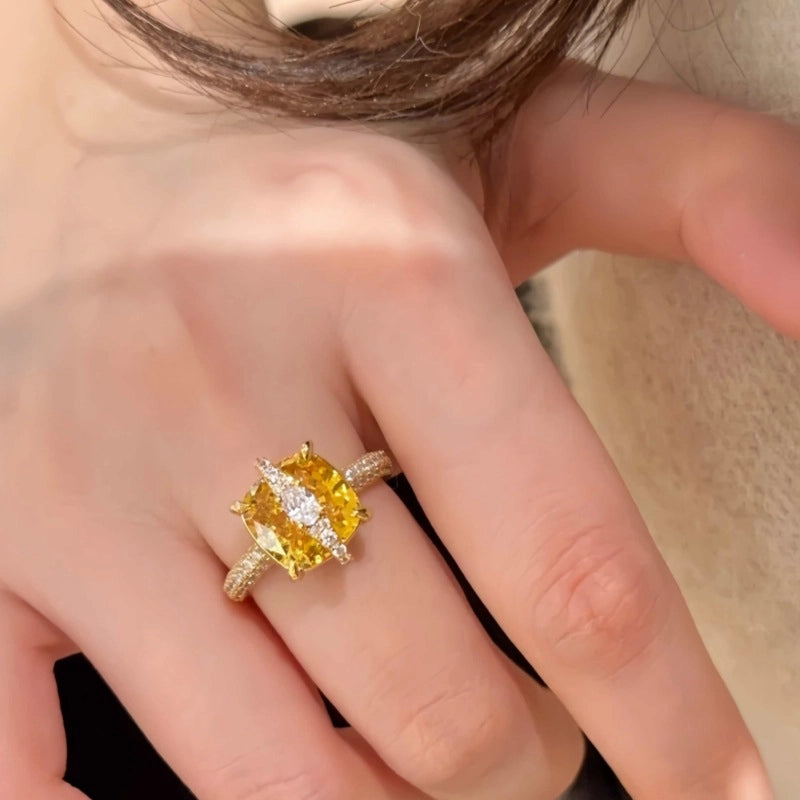 Un anello con diamante arancione lussuoso e sofisticato che si abbina a tutto