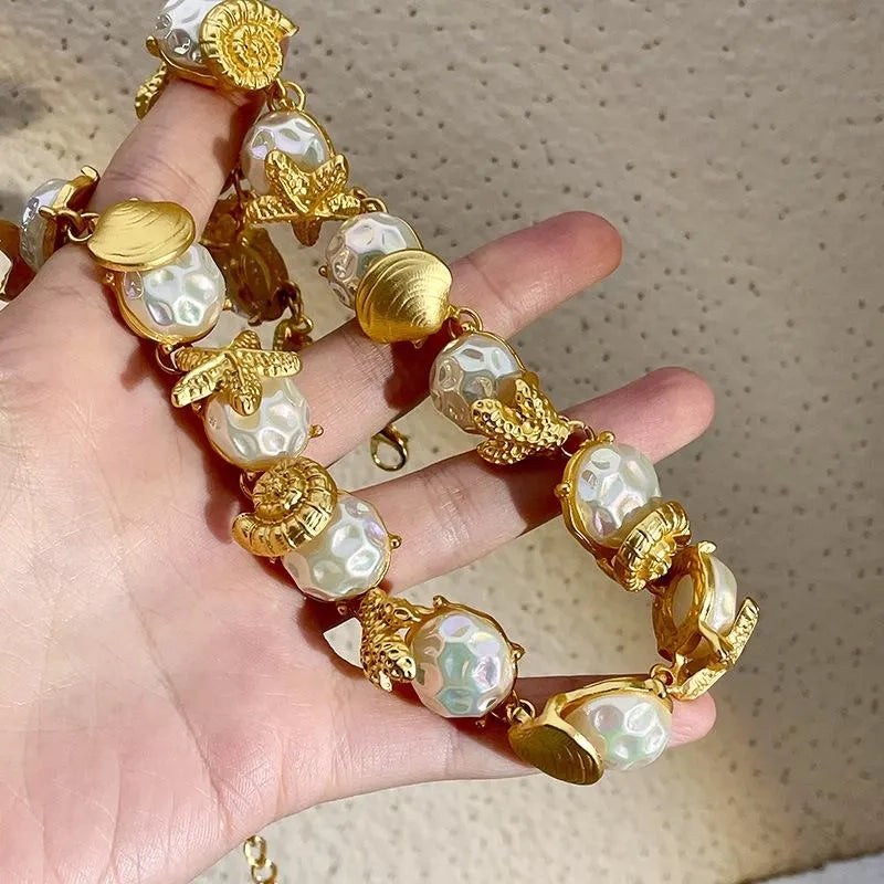 Collana fatta a mano con conchiglie, stelle marine e perle: gioielli dal mare