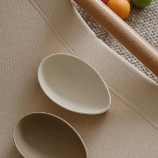 Scatola per noci e frutta in ceramica, robusta e duratura, forma ovale bassa, finitura crème opaca.
