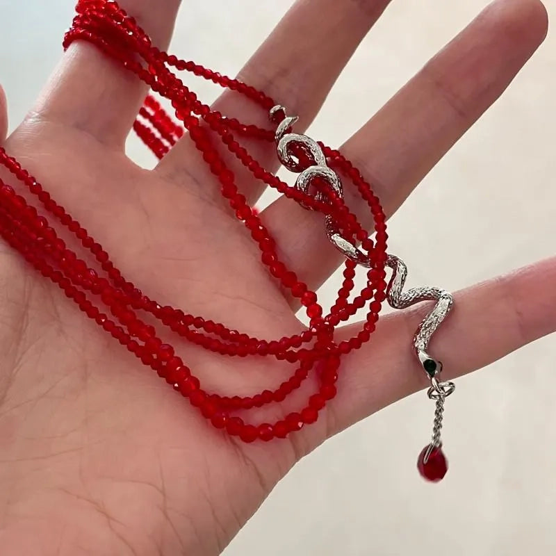 Collana a serpente impilabile con perline di cristallo rosso fatte a mano, regalo di Natale o di compleanno.
