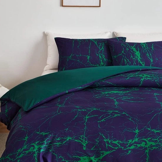 Set da letto in marmo 3 pezzi con copriletto 200 x 200 cm e 2 cuscini 80 x 80 cm con disegno "Chic Blitz" in marmo verde con chiusura a righelli, imbottito in microfibra morbida, facile da pulire.