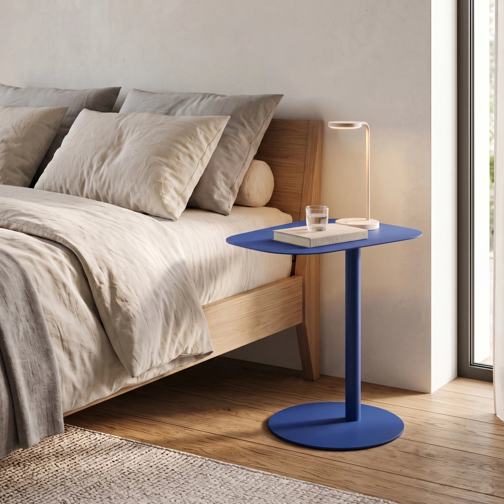 Tavolino Laterale Nastätten in Metallo con Piano di Appoggio Trapezoidale - Blu Scuro [en.casa]