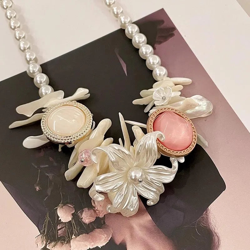 Collana di perle a forma di fiore in conchiglia, realizzata a mano: design naturale e irregolare