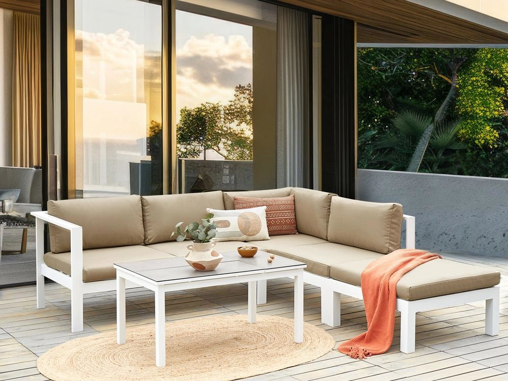 Set da giardino divano 5 posti e tavolo elevabile con struttura bianca e piano in vetro e cuscini beige stile moderno scandinavo