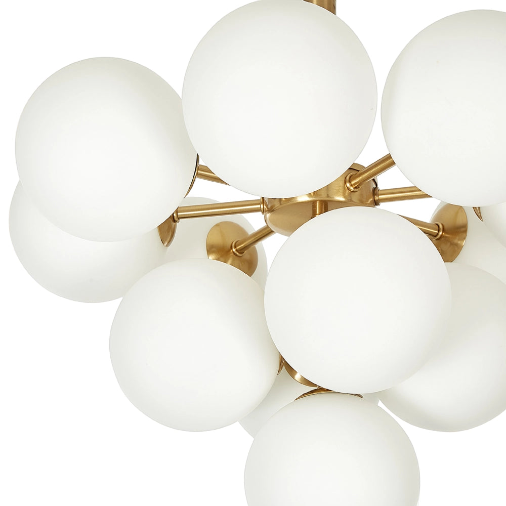 Lampadario a 13 luci di vetro bianco con paralumi a globo in ottone soggiorno salotto glamour