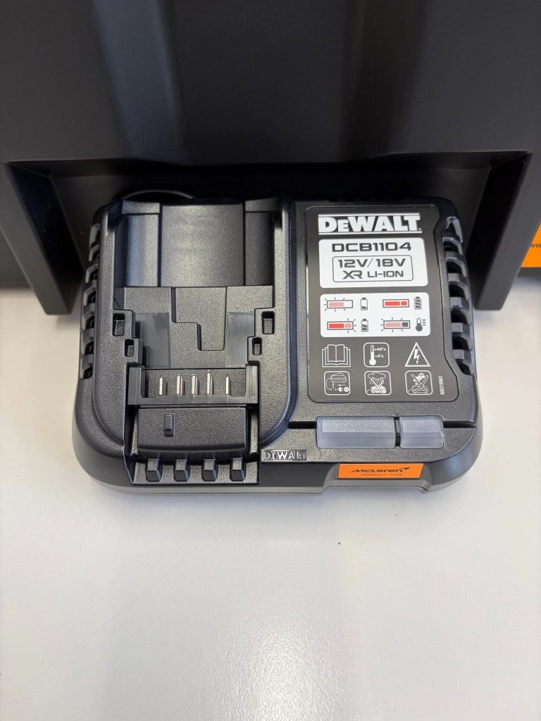 Caricabatterie DeWalt x McLaren DCB1104MCL XR 12V/18V 4A