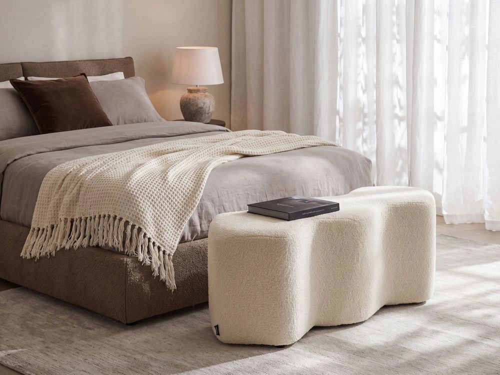 Pouf imbottito in tessuto per camera da letto e soggiorno 86 x 30 forma irregolare bouclè bianco sporco stile scandinavo