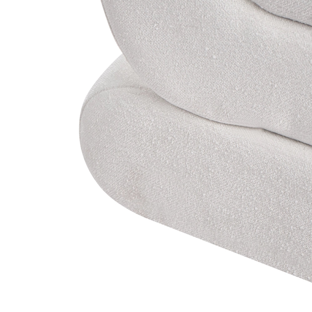 Pouf poggiapiedi imbottito a forma di S per il soggiorno in tessuto di ciniglia bianco sporco
