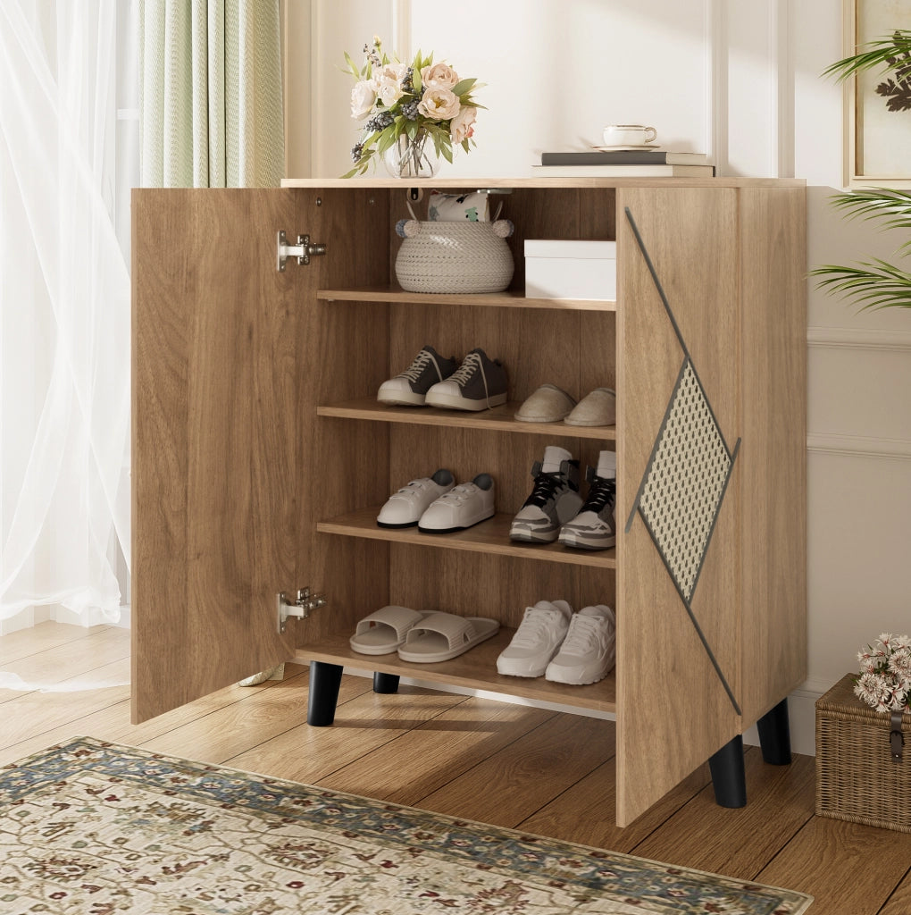 Scarpiera con ante chiuse e ripiano superiore; motivo rattan decorativo in pannello truciolare naturale