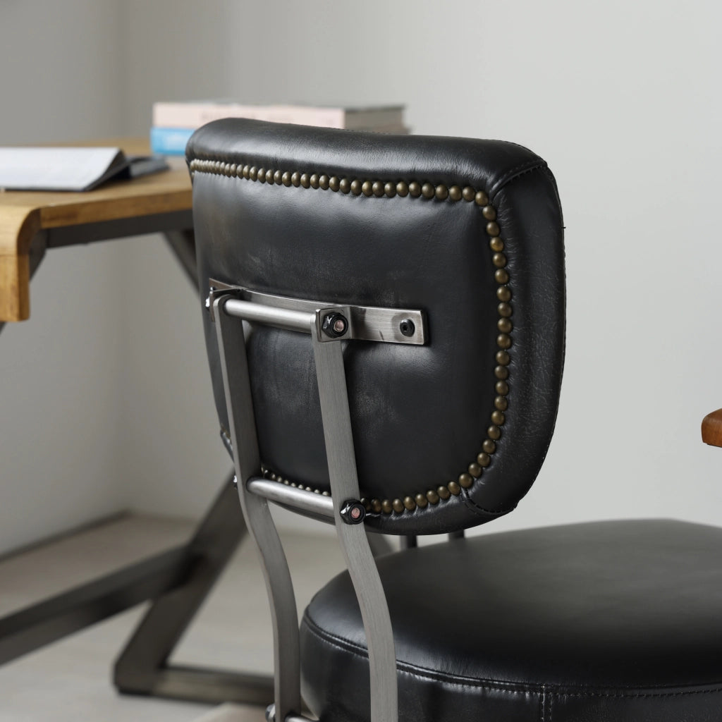 Sedia da ufficio in pelle nera girevole con ruote
