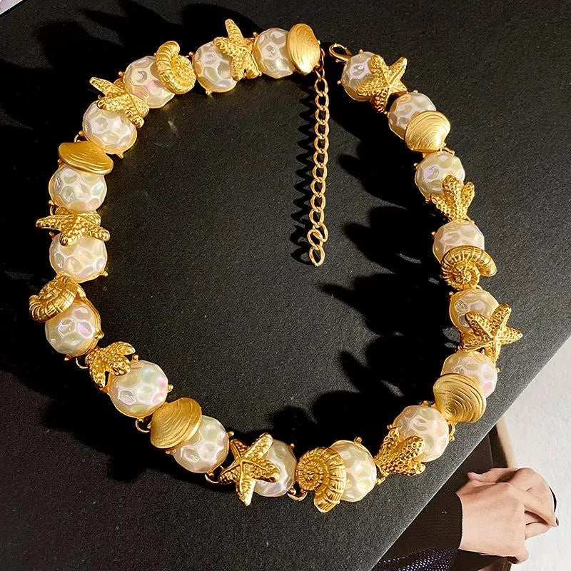 Collana fatta a mano con conchiglie, stelle marine e perle: gioielli dal mare