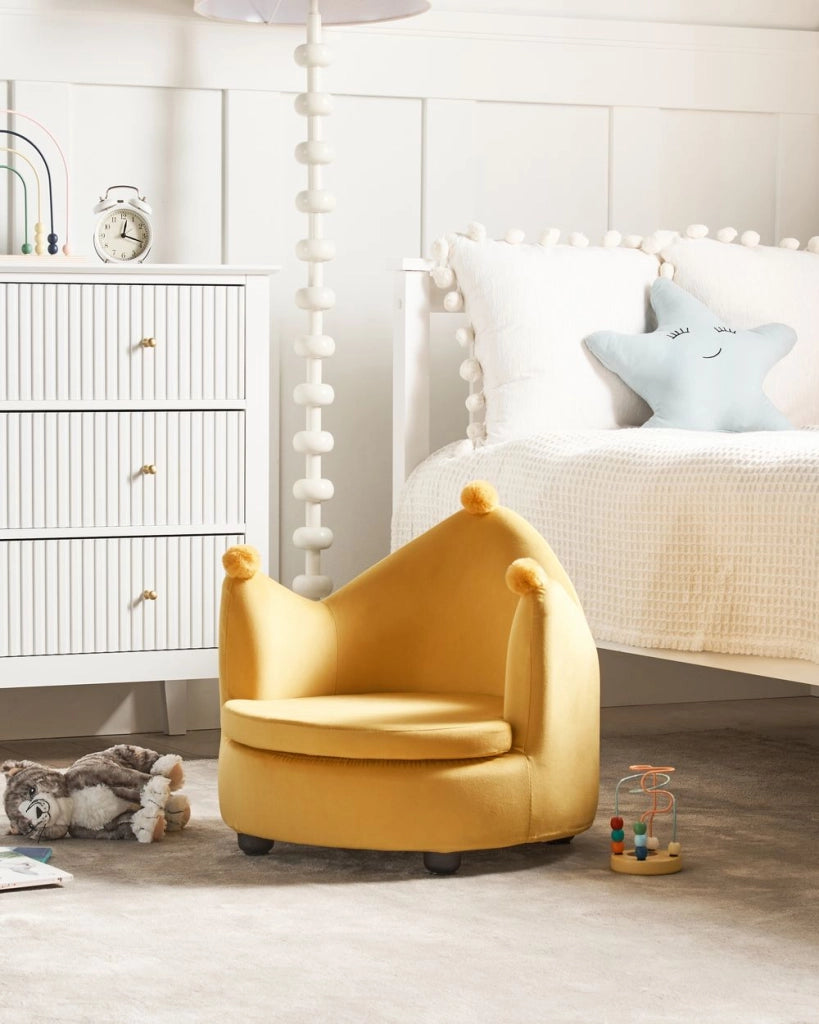 Sedia imbottita in velluto giallo con braccioli Mobili per l'asilo nido Seduta per bambini Design moderno Forma a corona