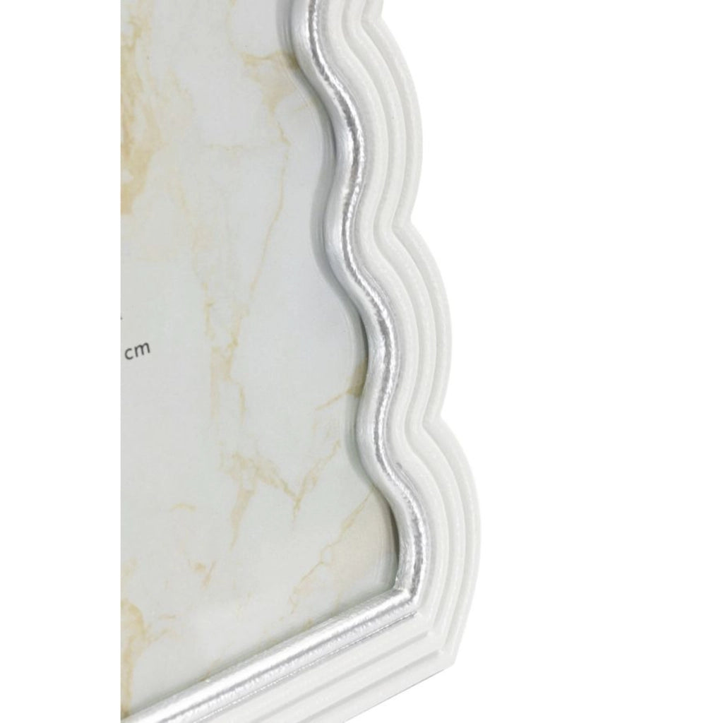 Cornice portafoto Curty in resina bianca ondulata con profili argento 20x25