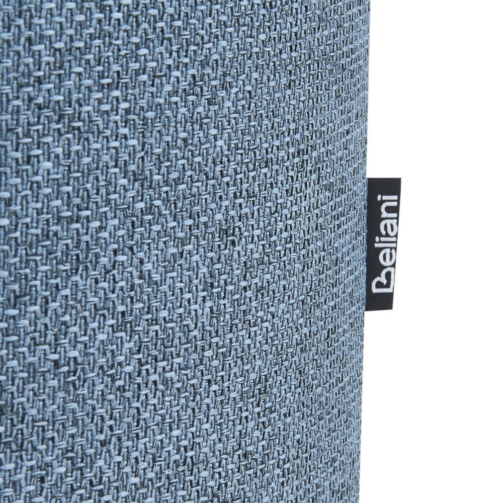 Pouf contenitore in tessuto blu con finitura idrorepellente. Poggiapiedi imbottito con contenitore e seduta per ingresso.