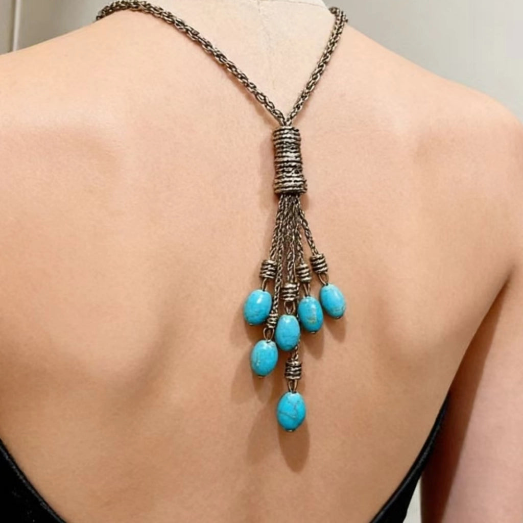 Collana con ciondolo a goccia in turchese naturale e nappa