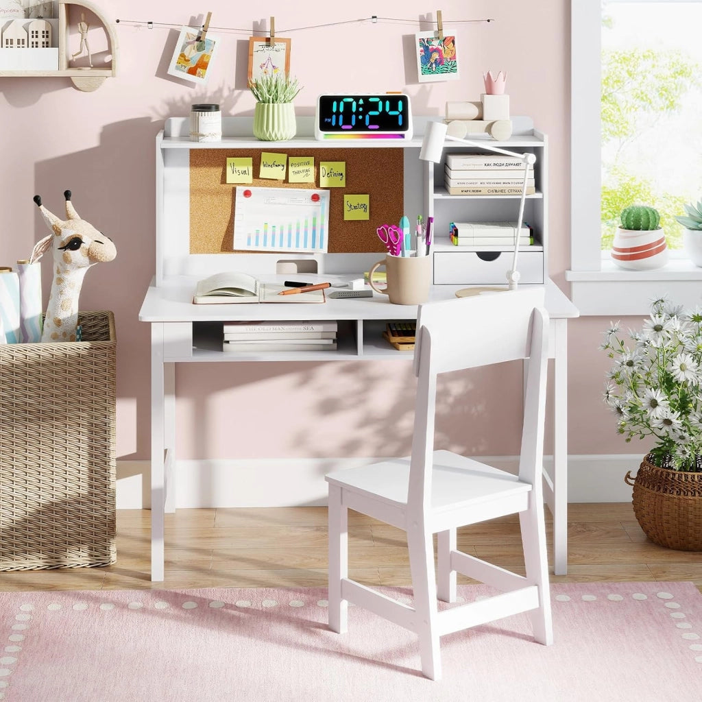 Set Scrivania e Sedia per Bambini, Tavolo per Studenti in Legno con Bacheca in Sughero, Cassetto, Pensile con Ripiani Aperti, Postazione Computer per Bambini per Studio e Lettura (Bianco)